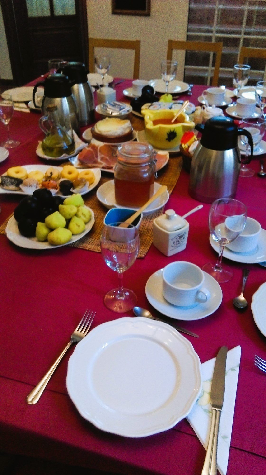 Mesa con el desayuno buffet casero